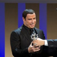 Benicio del Toro entrega a John Travolta el Premio Donostia en el Festival de San Sebastián 2012