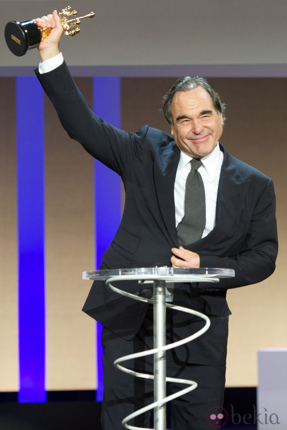 Oliver Stone con el Premio Donostia en el Festival de Cine de San Sebastián 2012