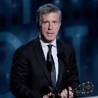 Tom Bergeron recogiendo su Emmy 2012 como presentador de 'Dancing With the Stars'