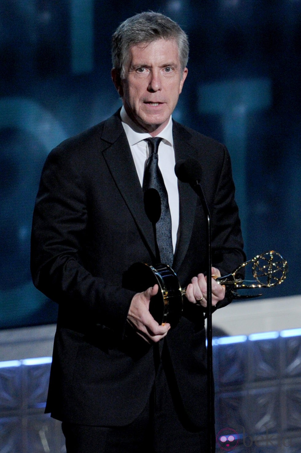 Tom Bergeron recogiendo su Emmy 2012 como presentador de 'Dancing With the Stars'