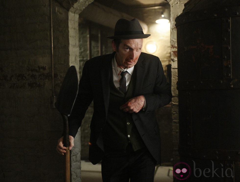 Denis O'Hare en una escena de 'American Horror Story'