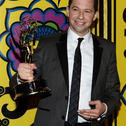 Jon Cryer con su Emmy 2012 en la fiesta celebrada por la HBO