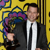 Jon Cryer con su Emmy 2012 en la fiesta celebrada por la HBO