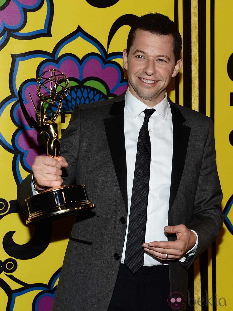 Jon Cryer con su Emmy 2012 en la fiesta celebrada por la HBO