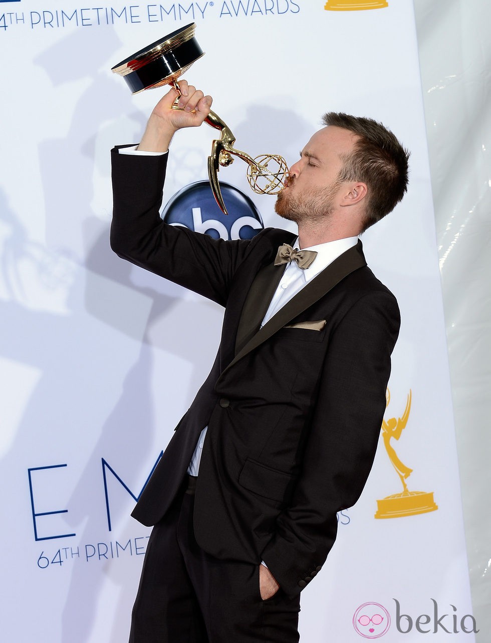 Aaron Paul besa su Emmy por 'Breaking Bad'