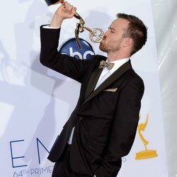 Aaron Paul besa su Emmy por 'Breaking Bad'