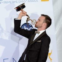 Aaron Paul besa su Emmy por 'Breaking Bad'