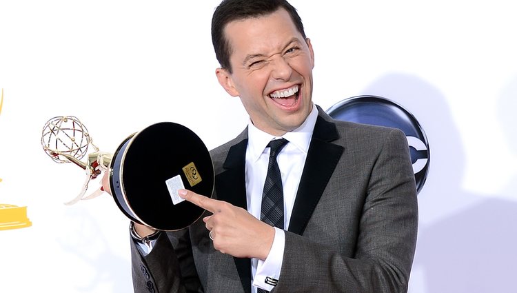 Jon Cryer muestra su Emmy 2012 a la prensa