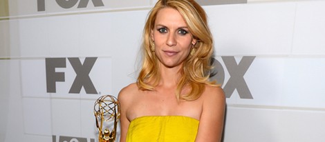 Claire Danes posando con su Emmy 2012 en la fiesta celebrada por la Fox