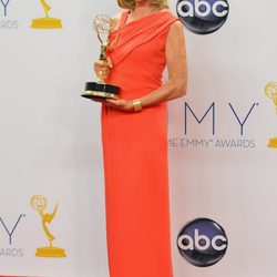 Jessica Lange posa con su Emmy por 'American Horror Story'