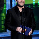 Ricky Gervais sonríe en los Emmy 2012