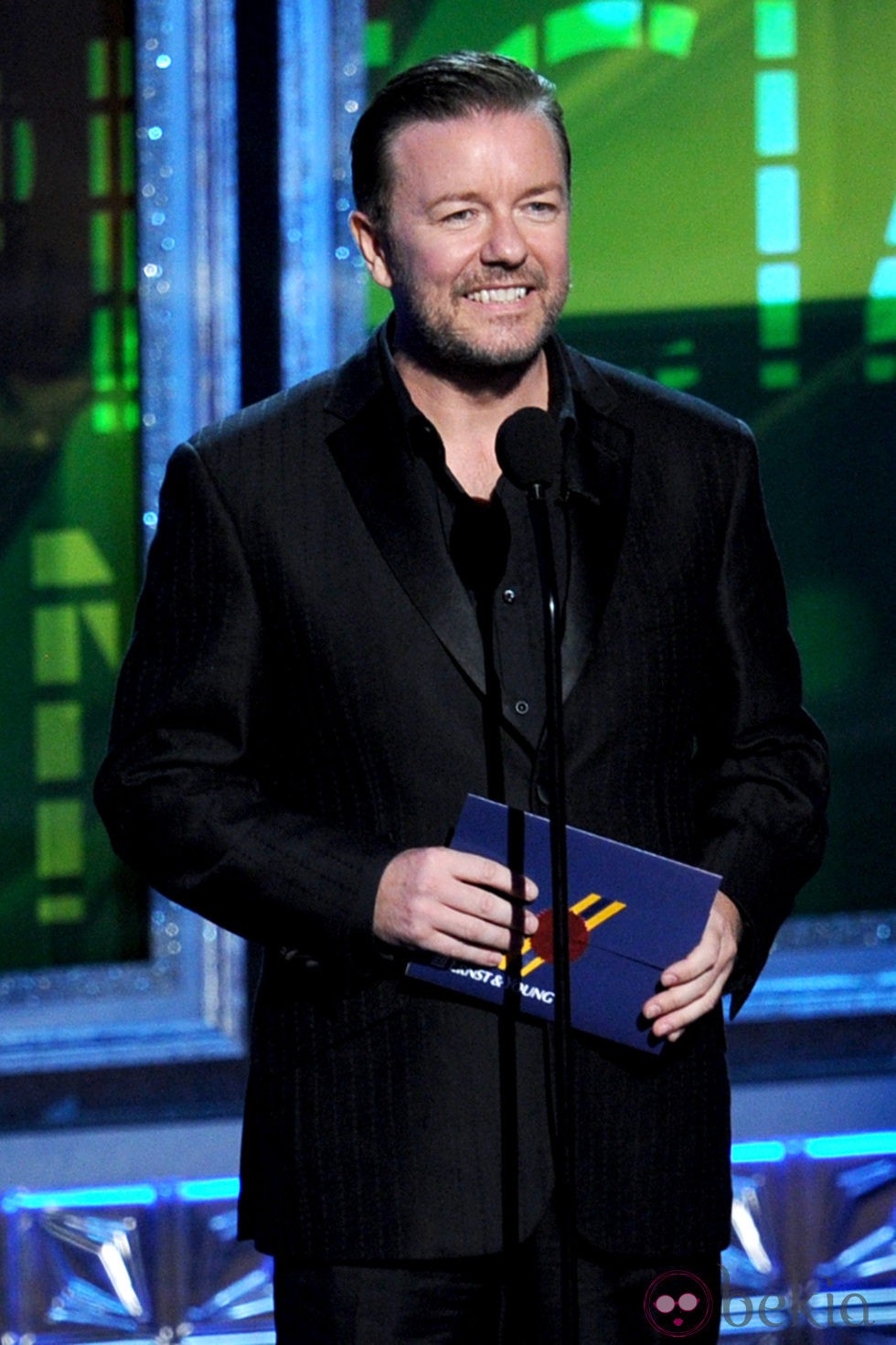 Ricky Gervais sonríe en los Emmy 2012