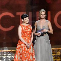 Emily VanCamp y Ginnifer Goodwin presentan un premio en los Emmy 2012