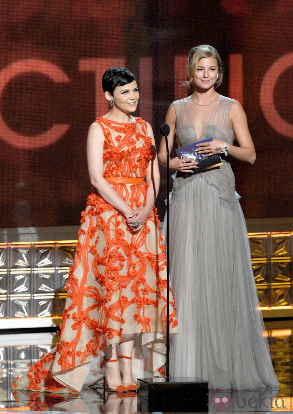 Emily VanCamp y Ginnifer Goodwin presentan un premio en los Emmy 2012