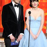 Jim Parsons junto con Zooey Deschanel en los Emmy 2012