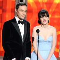 Jim Parsons junto con Zooey Deschanel en los Emmy 2012