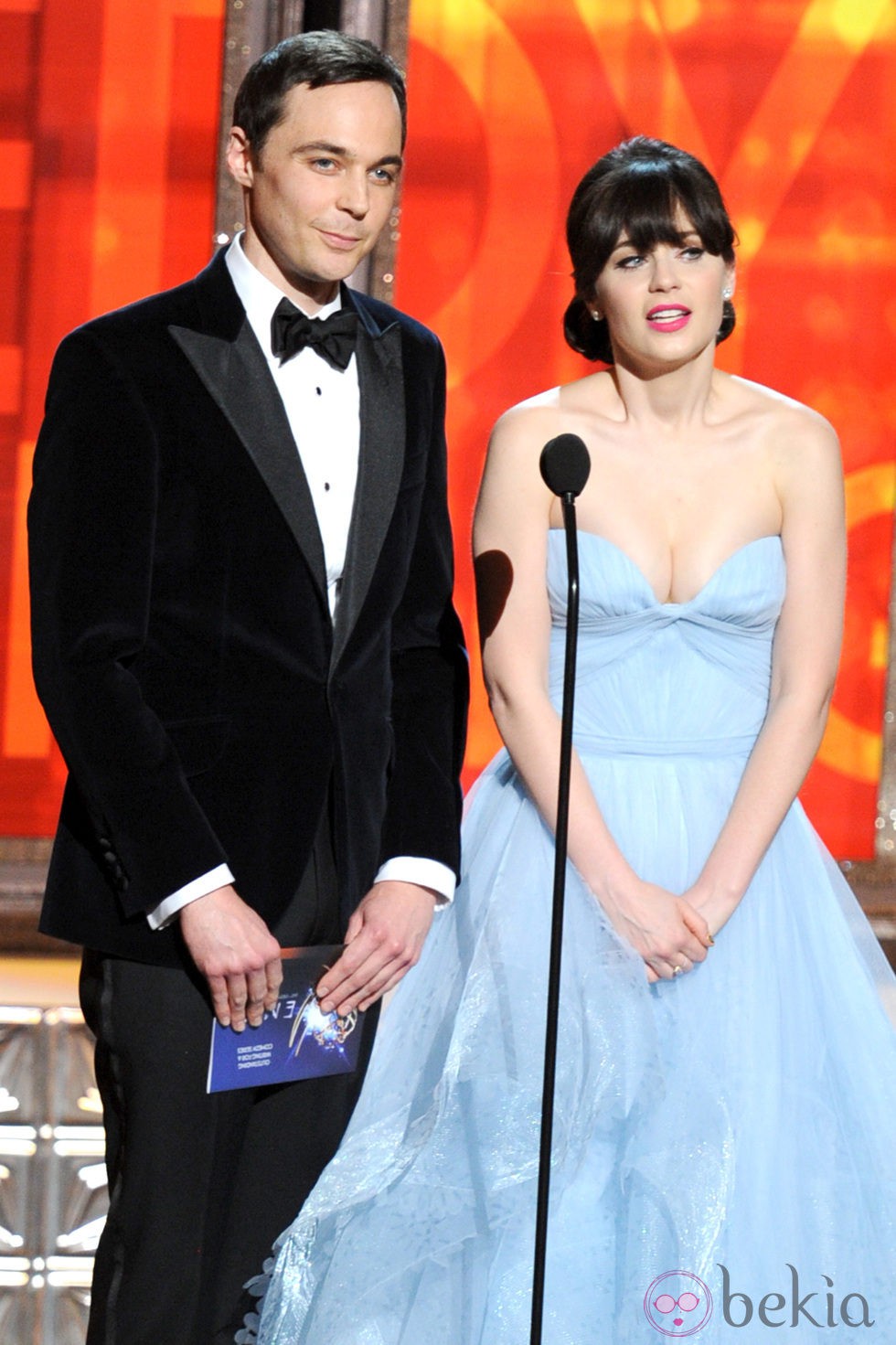 Jim Parsons junto con Zooey Deschanel en los Emmy 2012