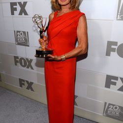 Jessica Lange posando con su Emmy 2012 en la fiesta celebrada por la Fox