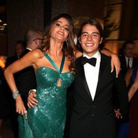 Sofia Vergara con su hijo Manolo en la fiesta de la Fox tras los Emmy 2012