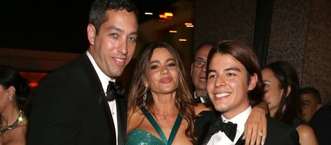 Sofia Vergara con Nick Loeb y su hijo Manolo en la fiesta Fox tras los Emmy 2012