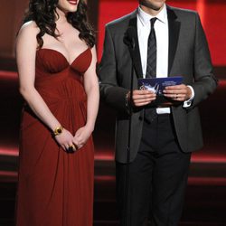 Jon Cryer y Kat Dennings en la gala los Emmy 2012