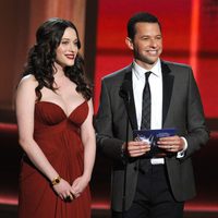 Jon Cryer y Kat Dennings en la gala los Emmy 2012