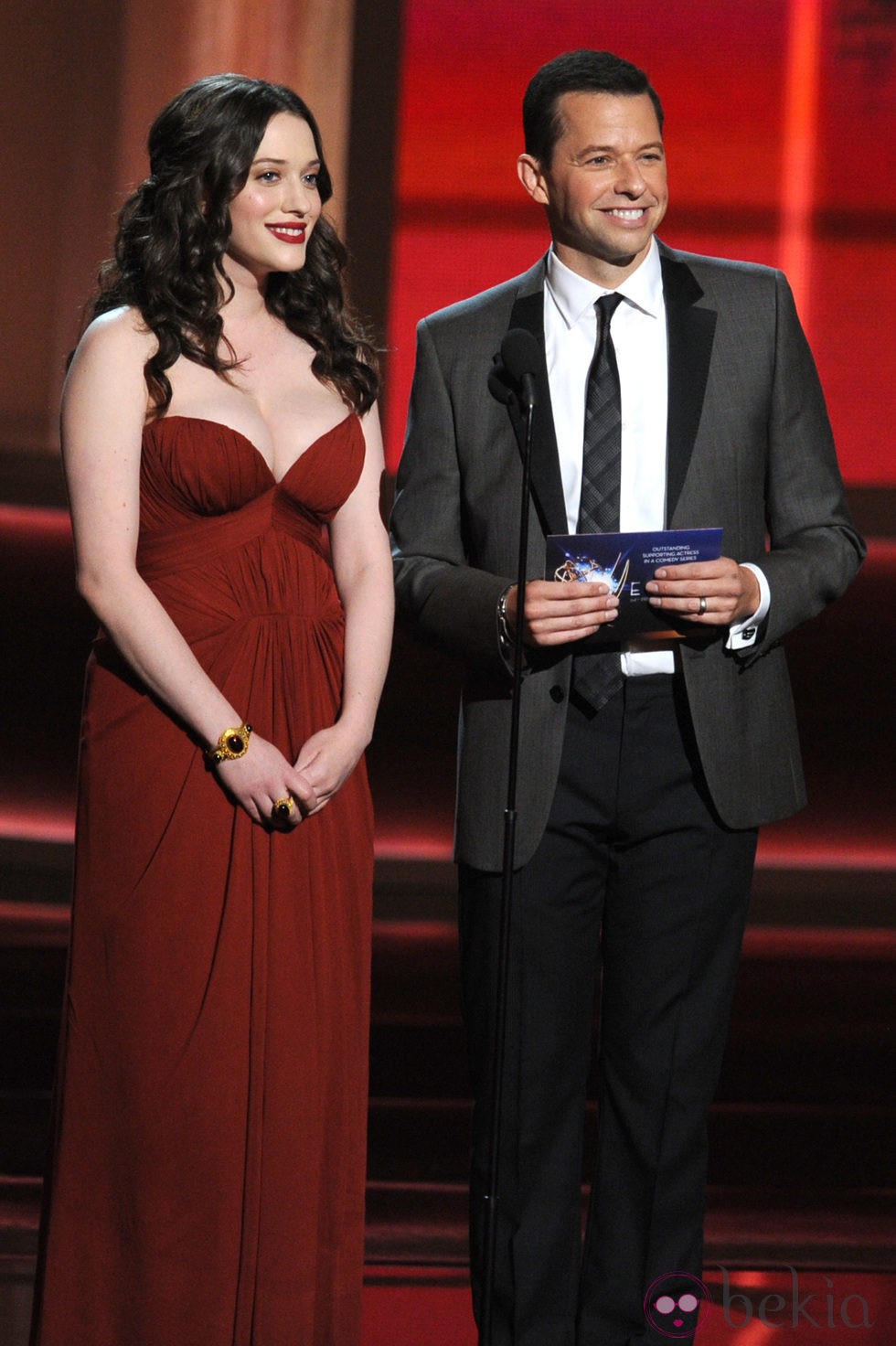 Jon Cryer y Kat Dennings en la gala los Emmy 2012