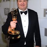 Eric Stonestreet posa con su Emmy 2012 en la fiesta celebrada por Fox