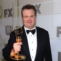 Eric Stonestreet posa con su Emmy 2012 en la fiesta celebrada por Fox