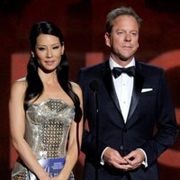 Kiefer Sutherland y Lucy Liu en la gala de los Emmy 2012