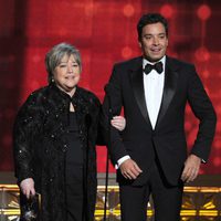 Jimmy Fallon y Kathy Bates en la gala de los Emmy 2012