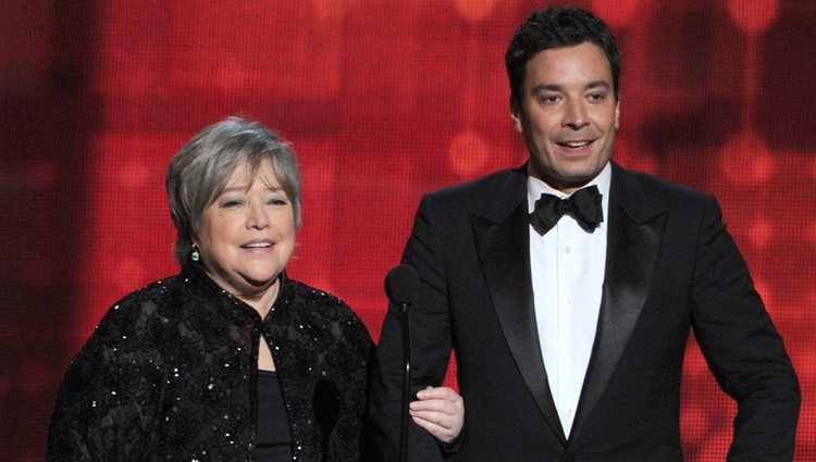 Jimmy Fallon y Kathy Bates en la gala de los Emmy 2012