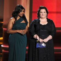 Melissa McCarthy y Mindy Kaling en la gala de los Emmy 2012