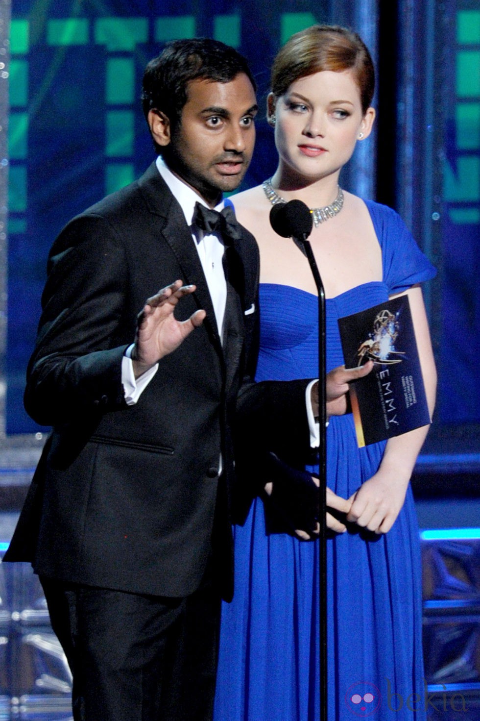 Aziz Ansari y Jane Levy en la gala de los Emmy 2012