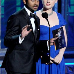 Aziz Ansari y Jane Levy en la gala de los Emmy 2012