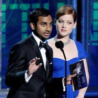 Aziz Ansari y Jane Levy en la gala de los Emmy 2012