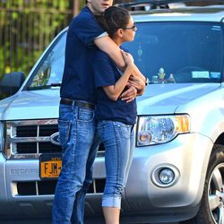 Ashton Kutcher abraza a Mila Kunis