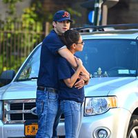 Ashton Kutcher abraza a Mila Kunis