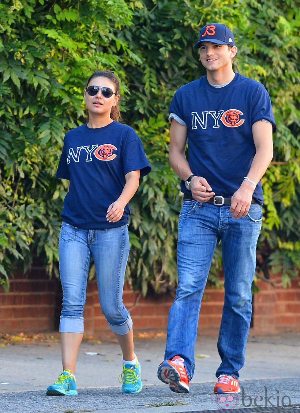 Mila Kunis y Ashton Kutcher con camisetas iguales