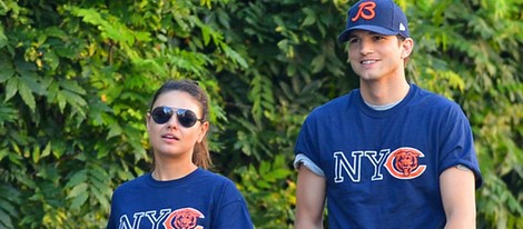 Mila Kunis y Ashton Kutcher con camisetas iguales