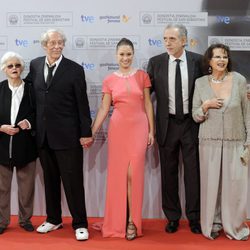 Chus Lampreave, Jean Rochefort, Aída Folch, Fernando Trueba y Claudia Cardinale en el Festival de San Sebastián 2012