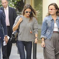 Amaia Salamanca paseando por Madrid