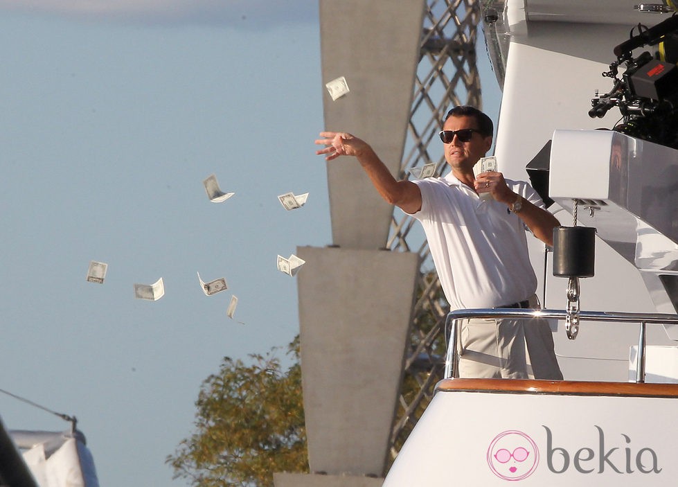 Leonardo Dicaprio lanzando al agua billetes en el rodaje 'The Wolf of Wall Street'