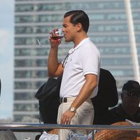 Leonardo Dicaprio bebiendo en el rodaje del filme 'The Wolf of Wall Street'