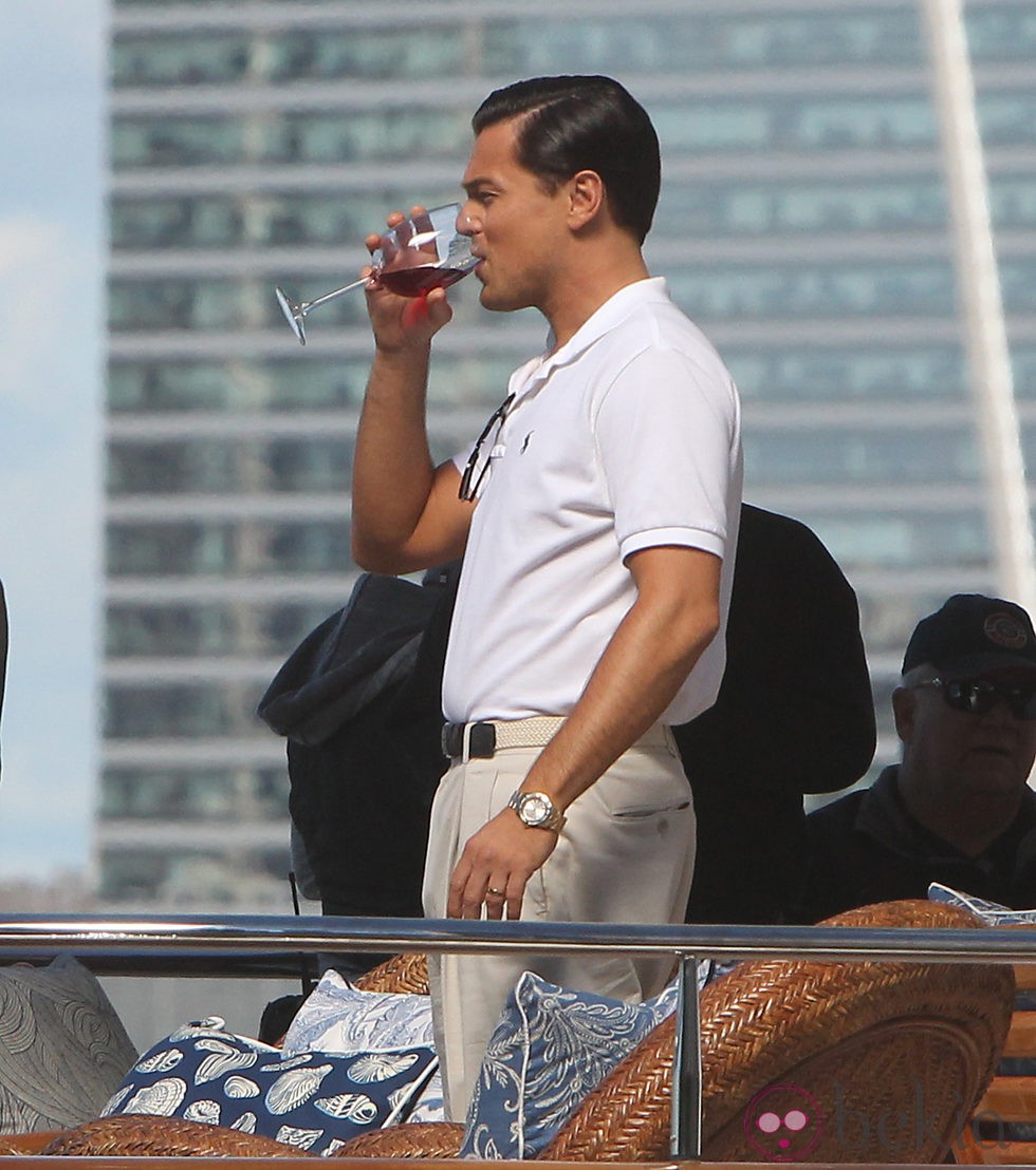 Leonardo Dicaprio bebiendo en el rodaje del filme 'The Wolf of Wall Street'