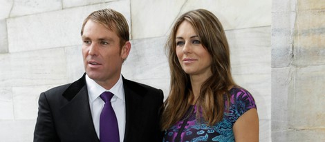 Liz Hurley y Shane Warne en el desfile de Cavalli en la Semana de la Moda de Milán