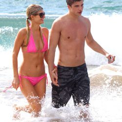 Paris Hilton y su novio River Viiperi en las playas de Hawai