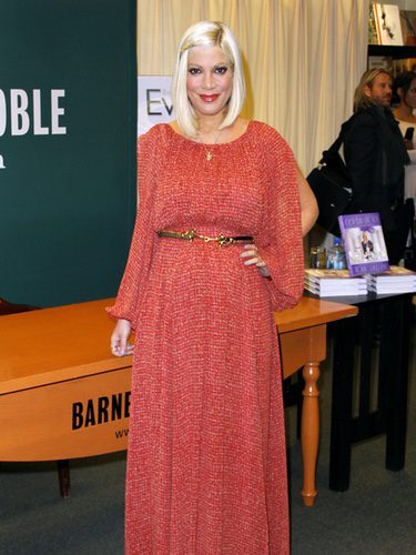 Tori Spelling promocionando su libro 'CelebraTori'