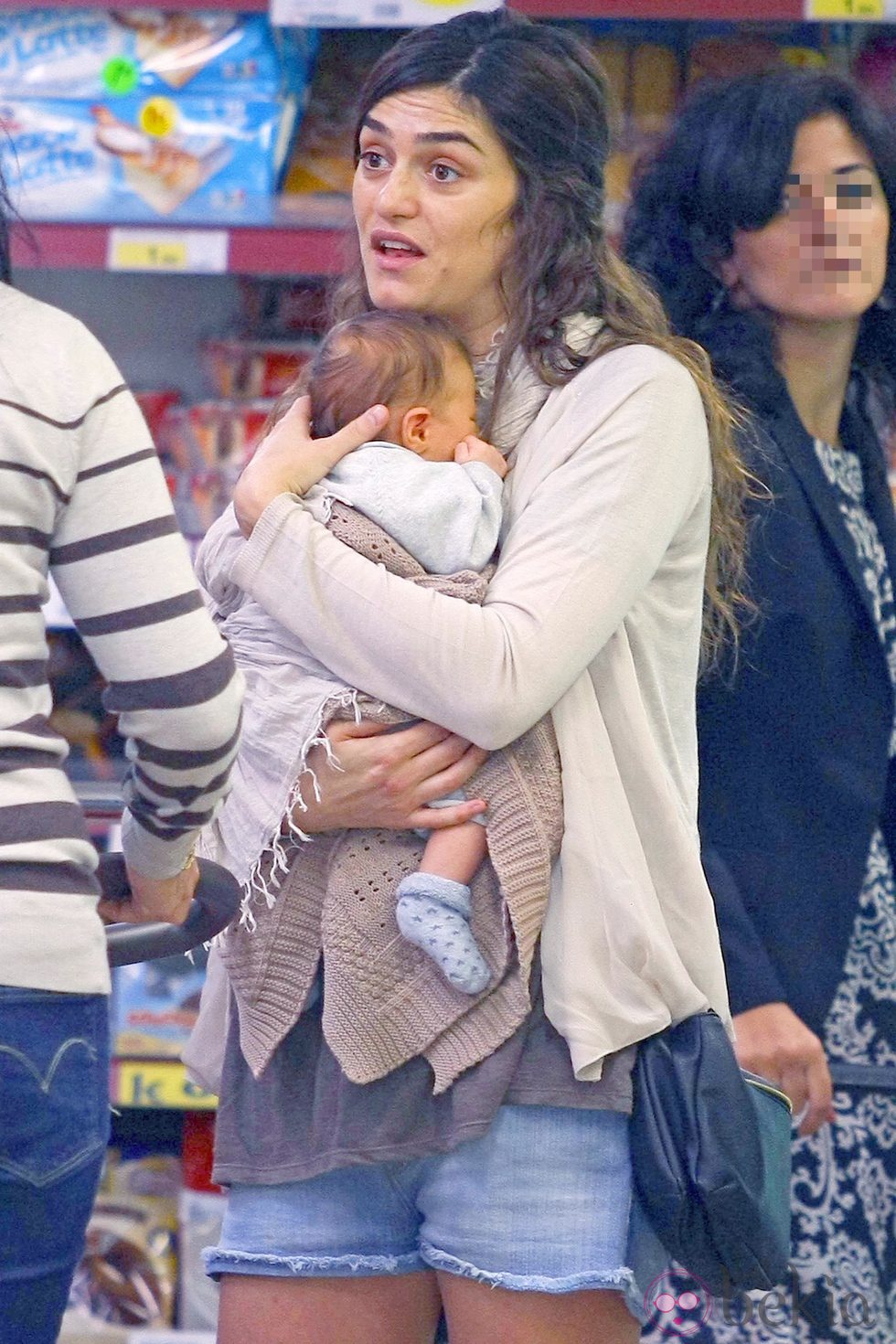 Olivia Molina con su hija Vera en el supermercado