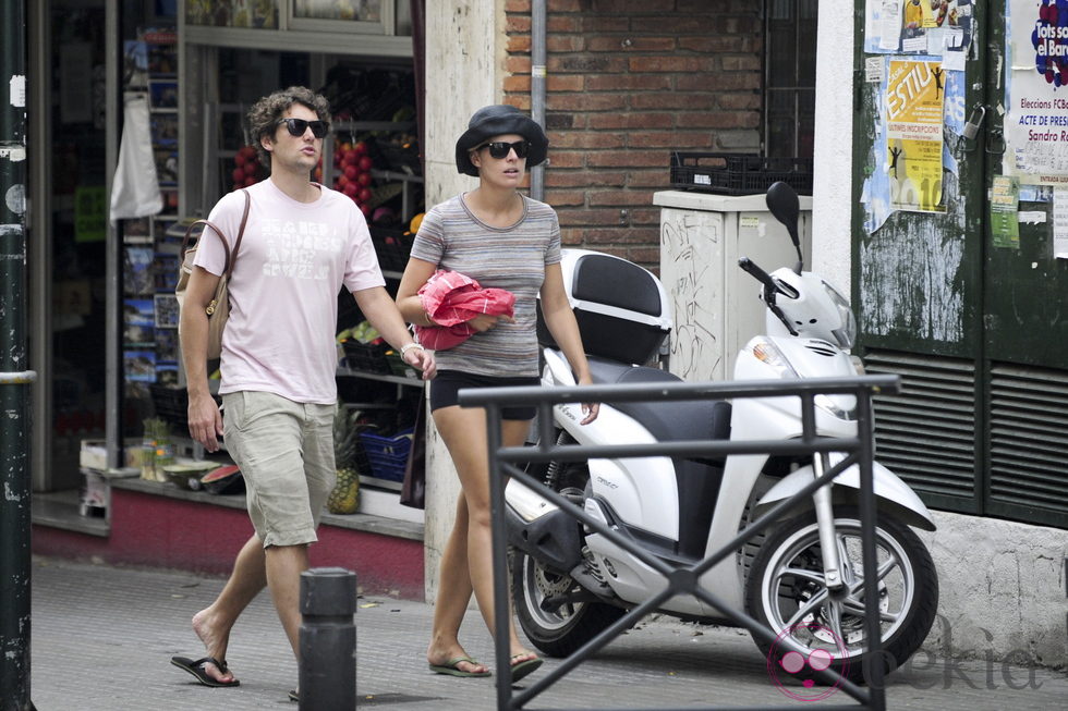 Tania Llasera y su novio Gonzalo paseando por Lloret de Mar